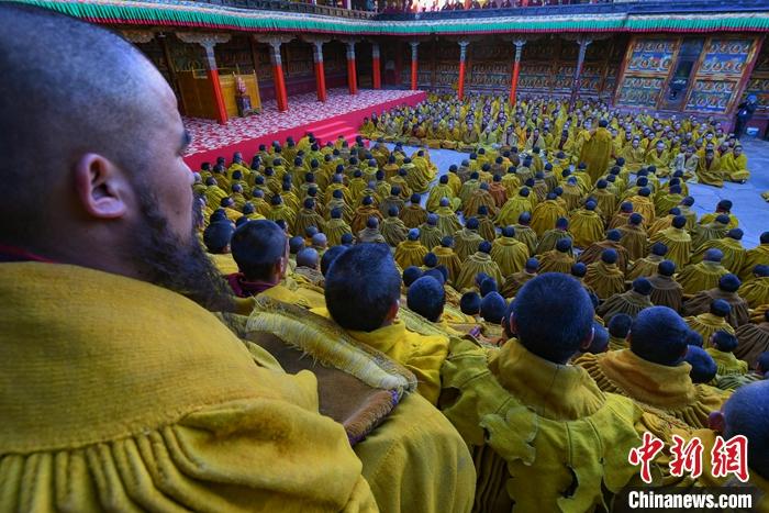 10月26日，班禪在扎什倫布寺參加“嘎欽”學(xué)位立宗答辯。圖為扎寺僧人在多加大院集體誦經(jīng)祈福。<a target='_blank' ><p  align=