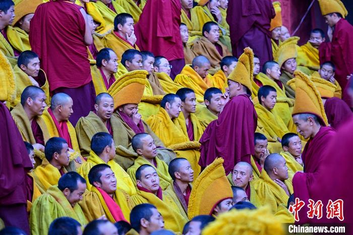 10月26日，班禪在扎什倫布寺參加“嘎欽”學(xué)位立宗答辯，圖為扎寺僧人同時(shí)在多加大院辯經(jīng)。<a target='_blank' ><p  align=