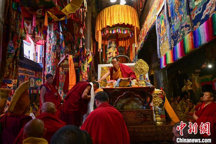 10月27日，扎什倫布寺舉行慶祝班禪額爾德尼·確吉杰布獲得“嘎欽”學(xué)位吉祥祈愿法會(huì)，班禪在法會(huì)上為僧人摸頂賜福。<a target='_blank' ><p  align=