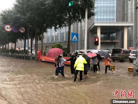 8月28日，青海省東部出現(xiàn)強(qiáng)降水天氣過(guò)程，其中西寧地區(qū)出現(xiàn)入汛以來(lái)雨量最大、強(qiáng)度最大的強(qiáng)降水過(guò)程。西寧交警供圖