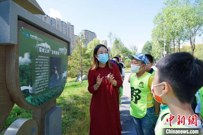 圖為小朋友在青海西寧湟水國家濕地公園內(nèi)學習濕地知識?！●R銘言 攝