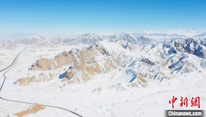 圖為無人機(jī)航拍高原雪景?！《继m縣融媒體中心供圖