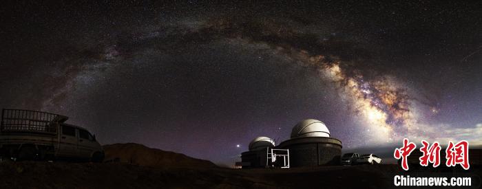 資料圖為冷湖賽什騰山天文臺址的星空。　冷湖工業(yè)園區(qū)供圖