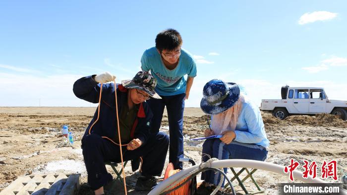 圖為專家測量鹽湖鹵水水位。(資料圖) 柴綜院 供圖