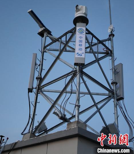 資料圖為建在龍羊峽湖區(qū)內(nèi)的5G基站。　青海移動(dòng)海南分公司供圖