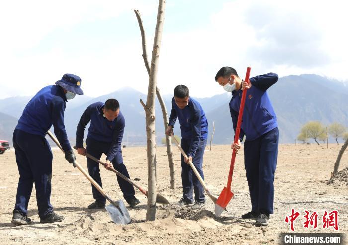 林芝市巴宜區(qū)森林消防中隊志愿服務(wù)隊正在平坑。　西繞拉翁 攝