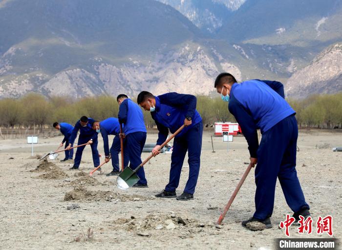 林芝市巴宜區(qū)森林消防中隊志愿服務(wù)隊正在揮鍬鏟土。　西繞拉翁 攝