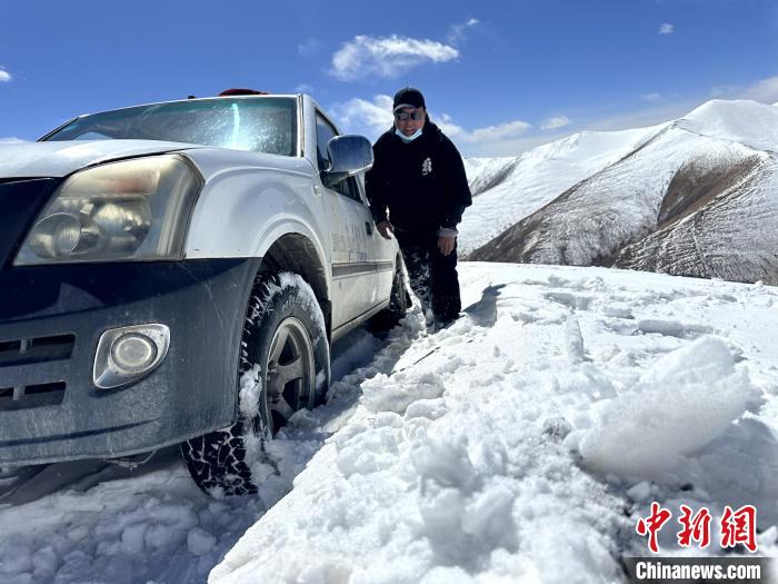 圖為生態(tài)管護(hù)人員準(zhǔn)備在雪地推車?！《“瓦_(dá)杰 攝