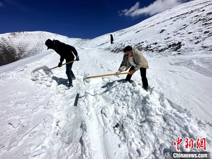 圖為生態(tài)管護(hù)人員在巡護(hù)道路上清雪?！《“瓦_(dá)杰 攝