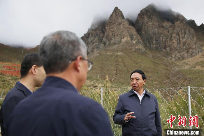 圖為西藏自治區(qū)人大常委會(huì)副主任、拉薩南北山綠化指揮部副總指揮江白(右)。　貢確 攝