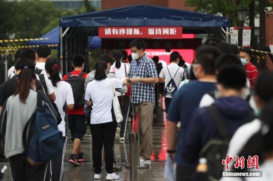 資料圖：2020年7月，上?？忌饺敫呖伎紙?。張亨偉 攝