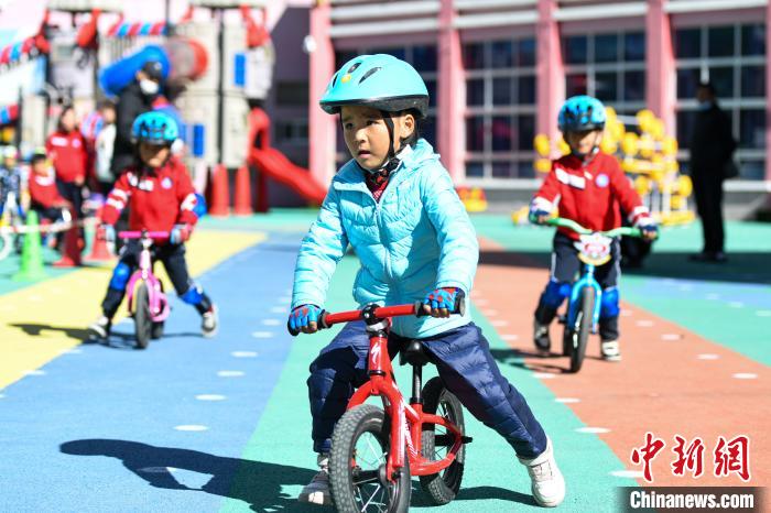 圖為拉薩市實(shí)驗(yàn)幼兒園孩子們正在練習(xí)滑步車。　何蓬磊 攝