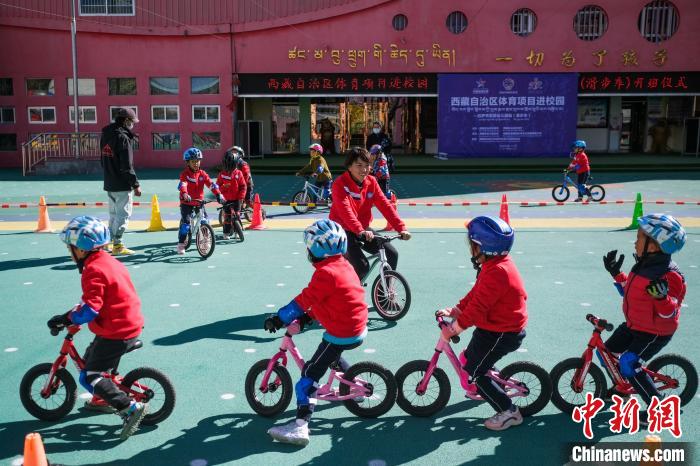 圖為拉薩市實(shí)驗(yàn)幼兒園孩子們正在練習(xí)滑步車。　何蓬磊 攝