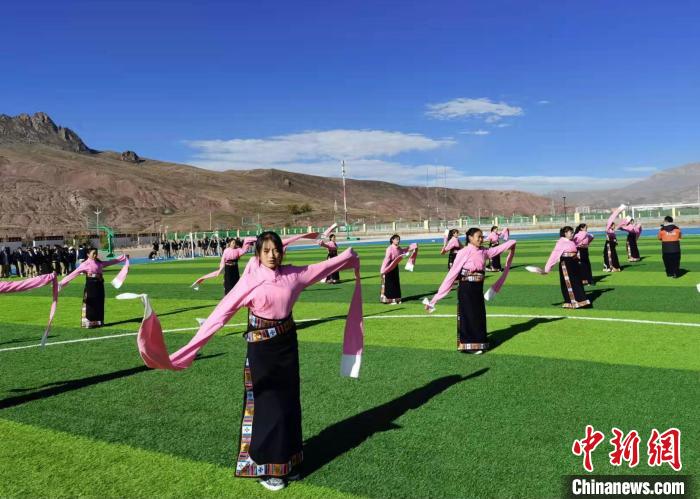 圖為青海師范大學附屬玉樹實驗學校學生在綠茵場跳起囊謙古舞—卓根瑪。　白劼 攝