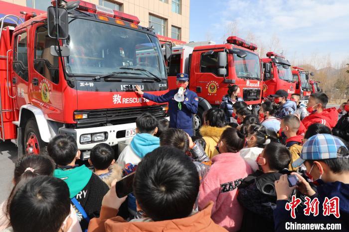 圖為消防員向小朋友們講解消防車?！铨埥?攝