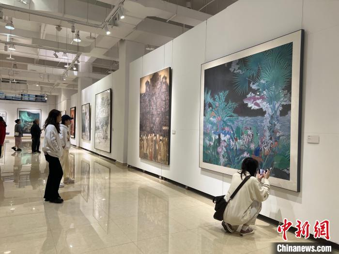 圖為全國青年教師中國畫學術(shù)邀請展吸引學生觀展。　鐘旖 攝