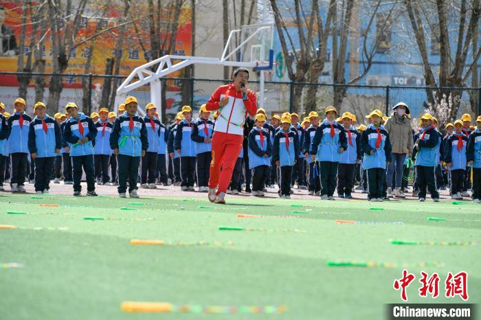 圖為學(xué)生在跳繩教練齊景龍的指導(dǎo)下做準(zhǔn)備運(yùn)動(dòng)?！∝暩聛?lái)松 攝