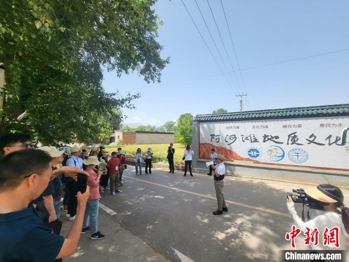 圖為中國(guó)地質(zhì)大學(xué)(北京)教授張緒教介紹村落情況?！『衍?攝