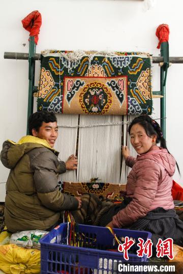 圖為1月15日，在日喀則市謝瑪氆氌農(nóng)村合作社，拉孜村一對夫婦在編織卡墊(資料圖)?！≮w朗 攝