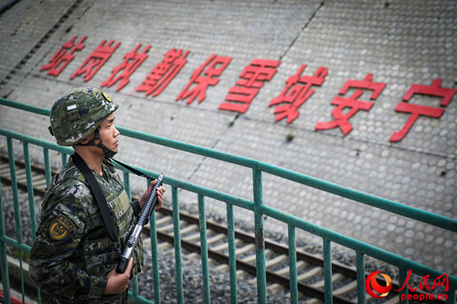 武警西藏總隊拉薩支隊執(zhí)勤八大隊官兵在鐵路旁執(zhí)勤。支翔宇 攝