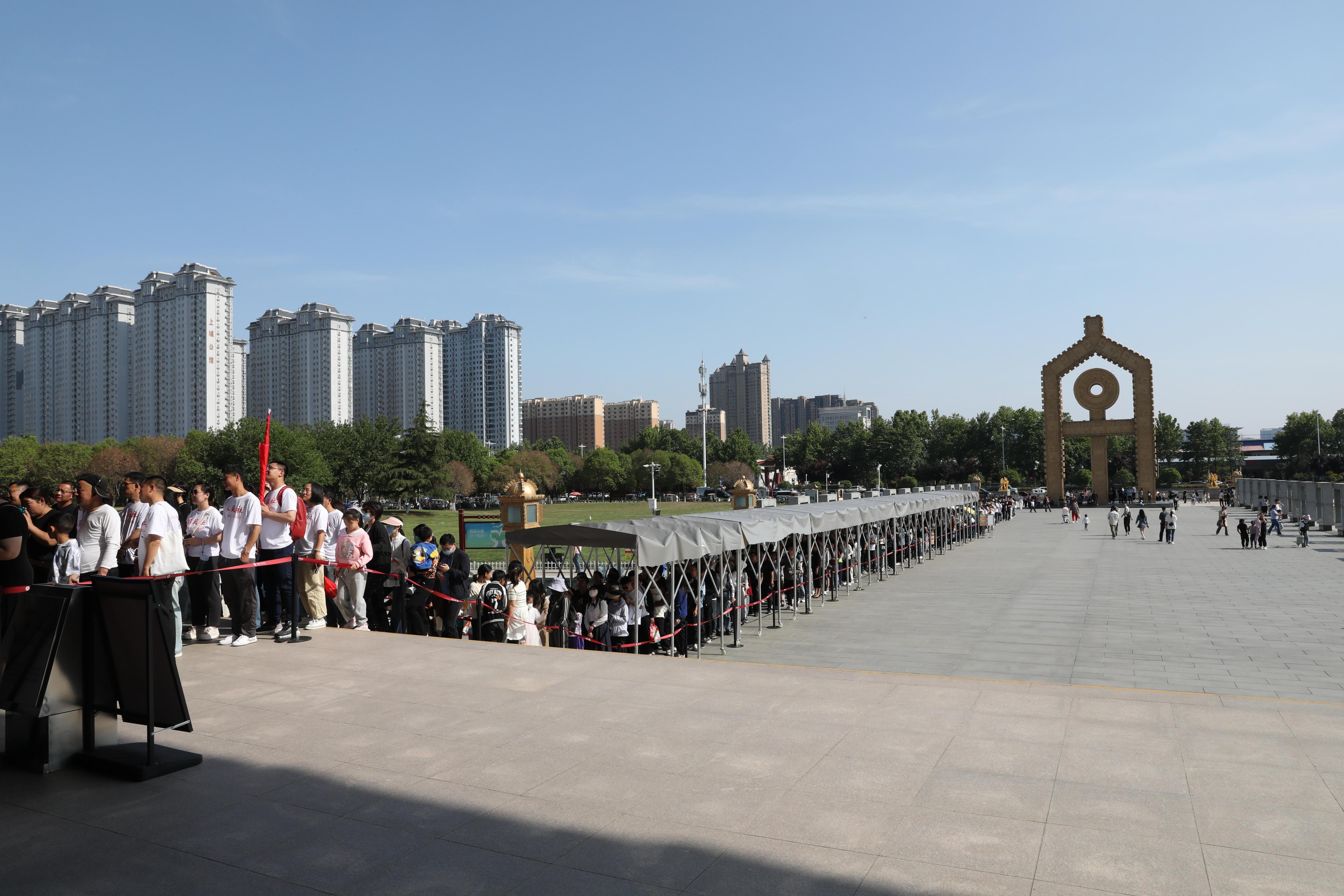 “五一”期間，中國文字博物館外游客有序排隊(duì)。中國文字博物館供圖