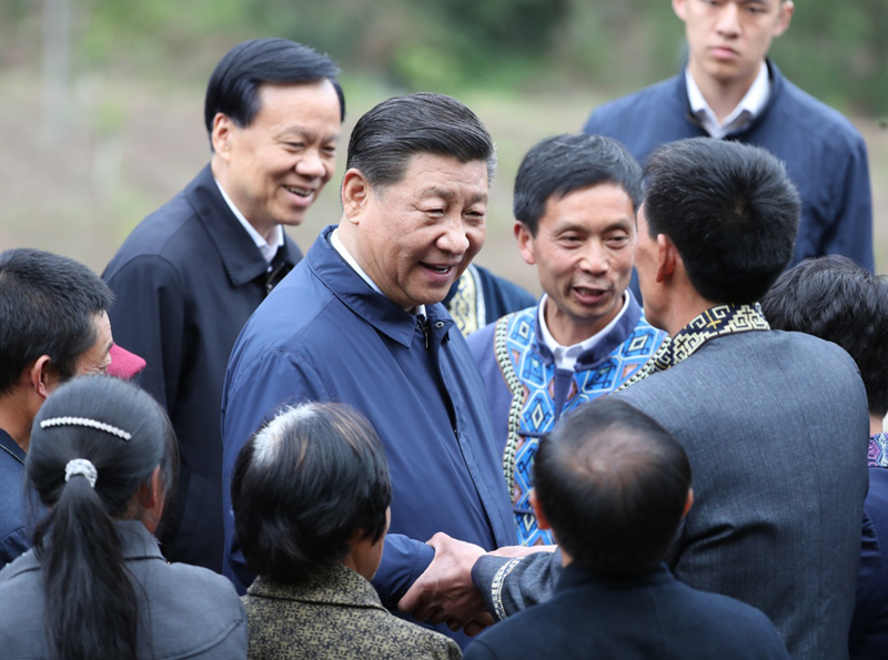 2019年4月15日至17日，中共中央總書(shū)記、國(guó)家主席、中央軍委主席習(xí)近平在重慶考察，并主持召開(kāi)解決“兩不愁三保障”突出問(wèn)題座談會(huì)。這是4月15日下午，習(xí)近平在石柱土家族自治縣中益鄉(xiāng)華溪村同村民親切交流。新華社記者 丁海濤 攝