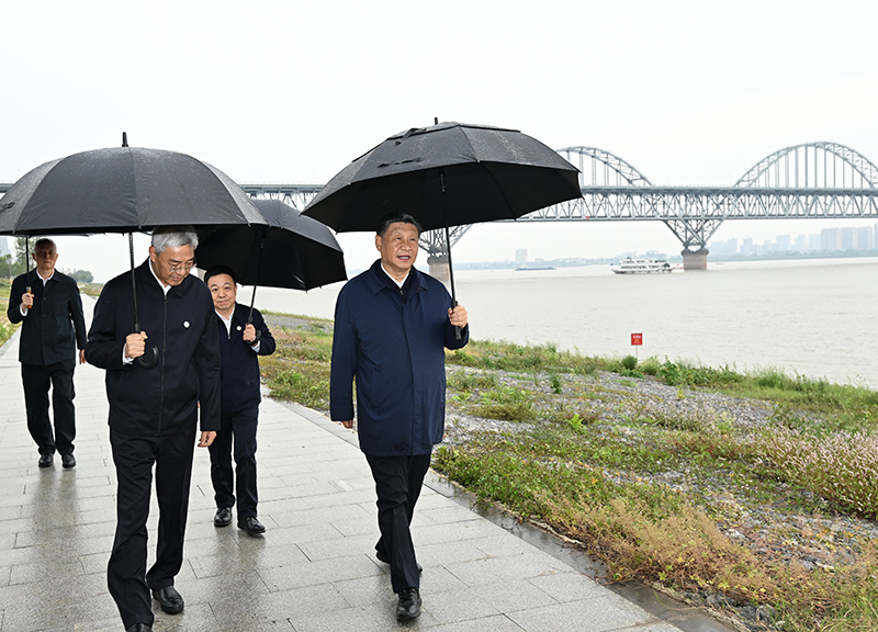 2023年10月10日至13日，中共中央總書記、國家主席、中央軍委主席習(xí)近平在江西考察。這是10日下午，習(xí)近平在長江國家文化公園九江城區(qū)段考察時，冒雨沿江堤步行察看沿岸風(fēng)貌。新華社記者 謝環(huán)馳 攝