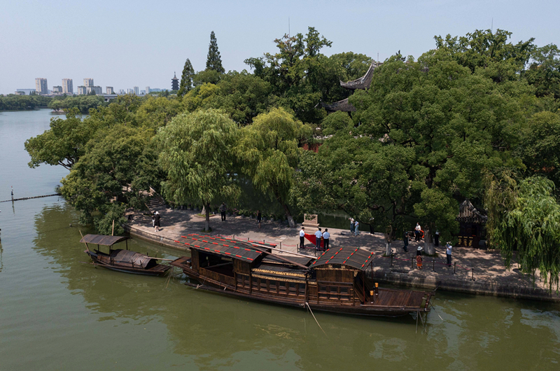 2022年7月27日，南湖紅船?？吭谡憬〖闻d市南湖旅游區(qū)的湖心島旁。