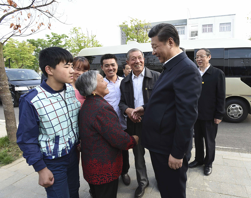 2016年4月25日，習(xí)近平在安徽省滁州市鳳陽縣小崗村看望當(dāng)年大包干帶頭人嚴(yán)金昌（右三）一家。