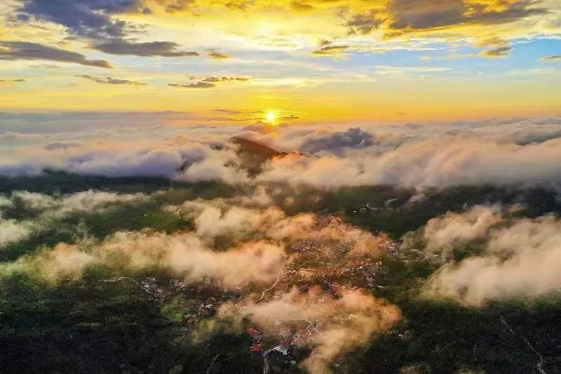 圖為云霧繚繞的軍營村，群山盡翠，紅瓦掩映。廈門市委宣傳部供圖