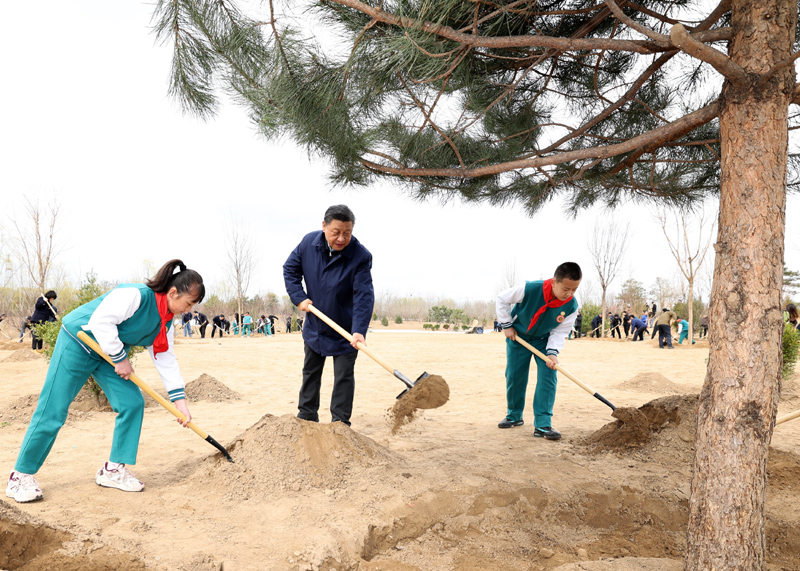 2022年3月，習(xí)近平總書記來(lái)到北京市大興區(qū)黃村鎮(zhèn)參加首都義務(wù)植樹(shù)活動(dòng)，同大家一起植樹(shù)。新華社記者 黃敬文 攝