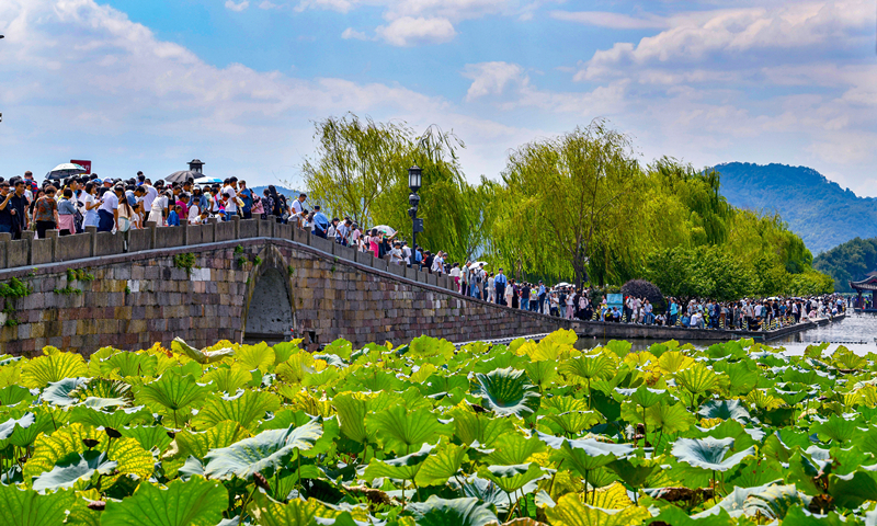 2024年10月4日，杭州西湖景區(qū)迎來(lái)國(guó)慶假期旅游高峰。