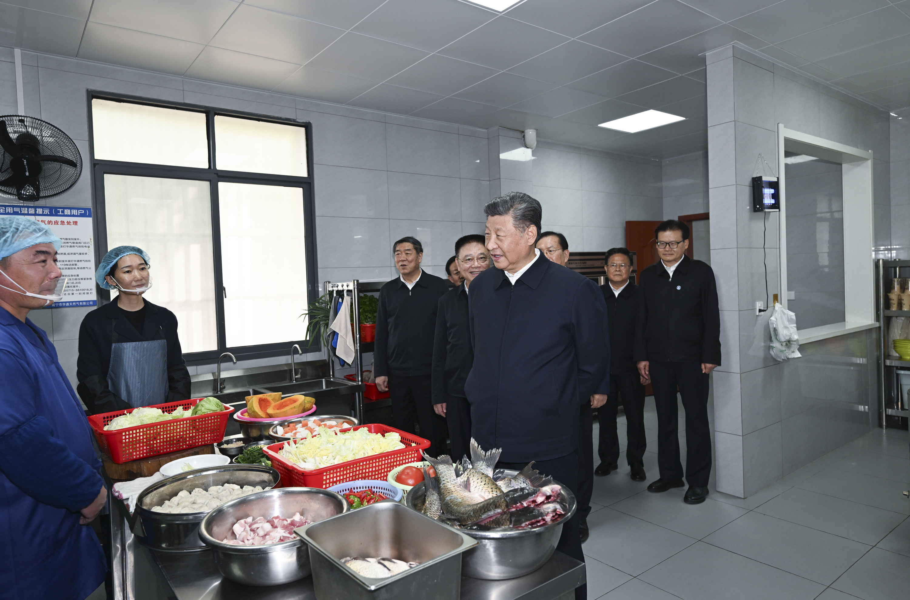 2024年11月5日，習(xí)近平總書記在湖北省咸寧市嘉魚縣潘家灣鎮(zhèn)四邑村考察。