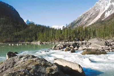 然烏湖美景。圖片由昌都市委宣傳部提供.jpg