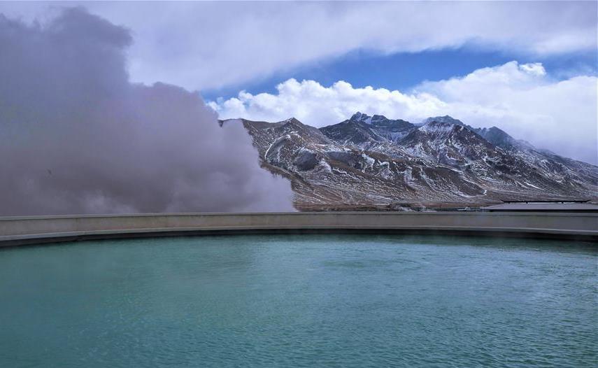 羊八井的一處溫泉和遠處的雪山。新華社記者 普布扎西攝.jpg