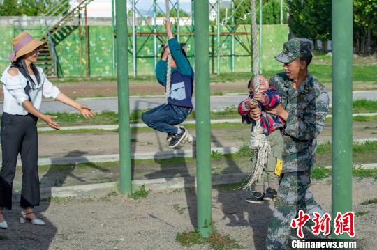 軍娃高原看爸爸千里團(tuán)圓幸福時(shí)