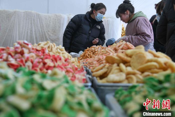 圖為拉薩市民選購(gòu)年貨“卡塞”?！∝暩聛?lái)松 攝