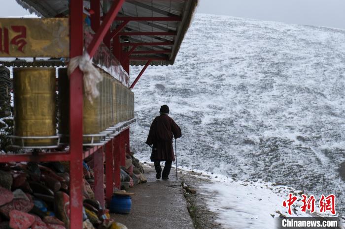 孜珠寺與雪山風光?！〗w波 攝