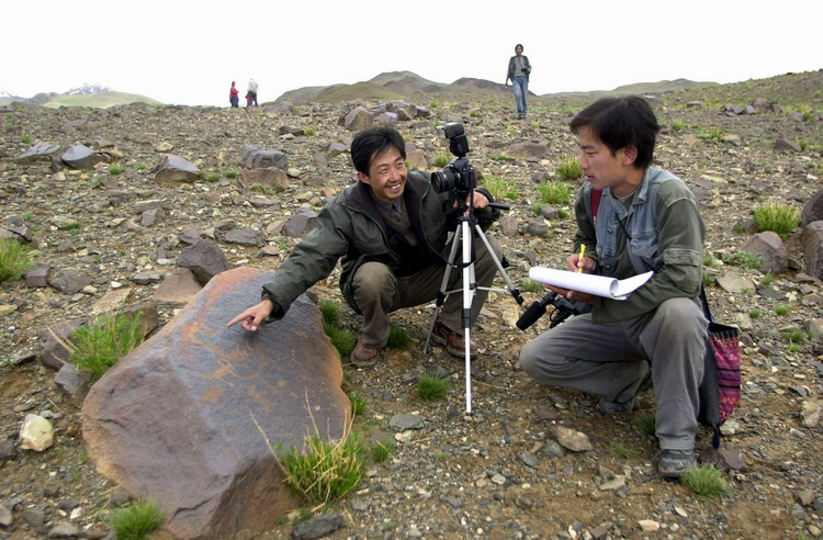 這是科考人員在考察加林山巖畫。（唐召明2001年攝）.jpg