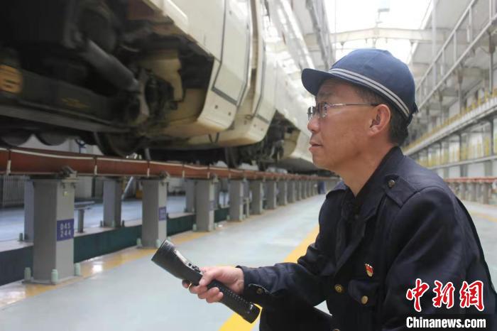 青藏鐵路“動車醫(yī)生”許建國的第二十五個春運(yùn)