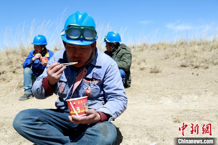 青海藏鄉(xiāng)脫貧致富見聞：“電通了，日子也富裕了”