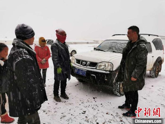 圖為扎西鬧吾(右一)與當?shù)啬翍艚徽?。郵儲銀行青海省分行供圖