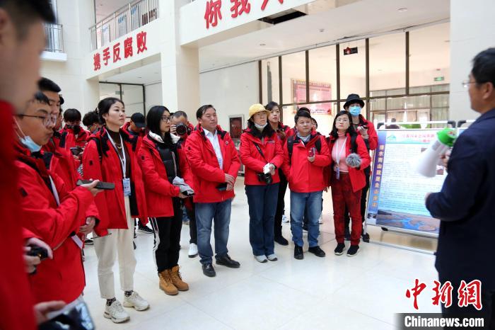 圖為中外媒體采訪三江源國(guó)家公園瀾滄江源園區(qū)生態(tài)保護(hù)成效?！?zhí)砀?攝