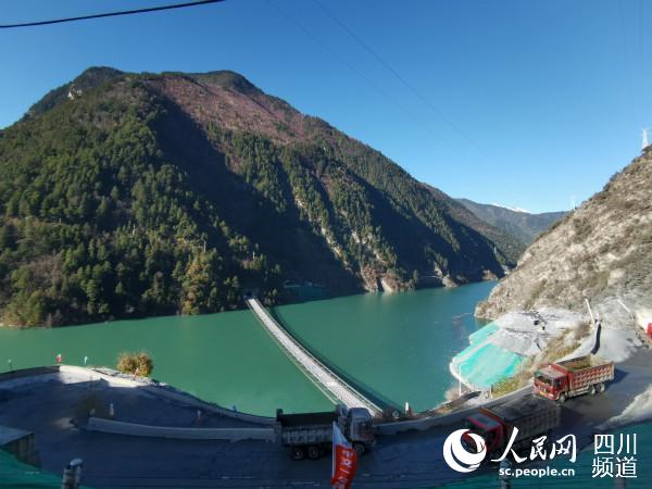 這條單跨353米索道橋，是全國最長的民用重載索道橋，技術(shù)要求高，施工難度極大。僅完成進(jìn)行便道、索道橋施工就用了一年時間。郭瑩 攝