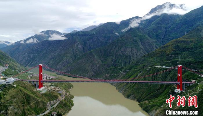 圖為雅康高速瀘定大渡河大橋?！⒅铱?攝