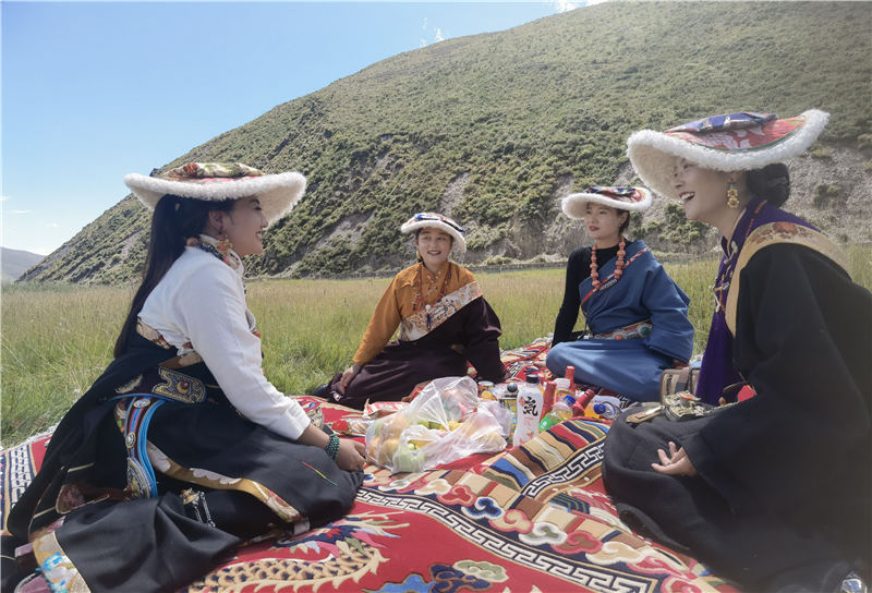 拉姆和她的朋友們在砂場修復點耍壩子。甘孜州石渠生態(tài)環(huán)境局供圖