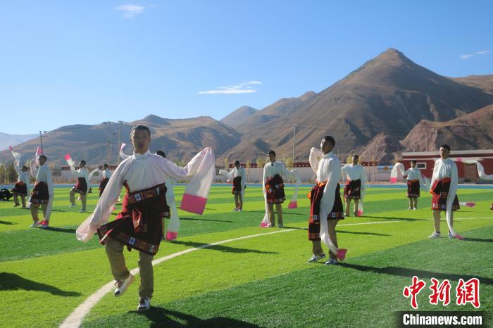 圖為青海師范大學(xué)附屬玉樹實(shí)驗(yàn)學(xué)校學(xué)生在綠茵場跳起囊謙古舞—卓根瑪?！〕逃?攝