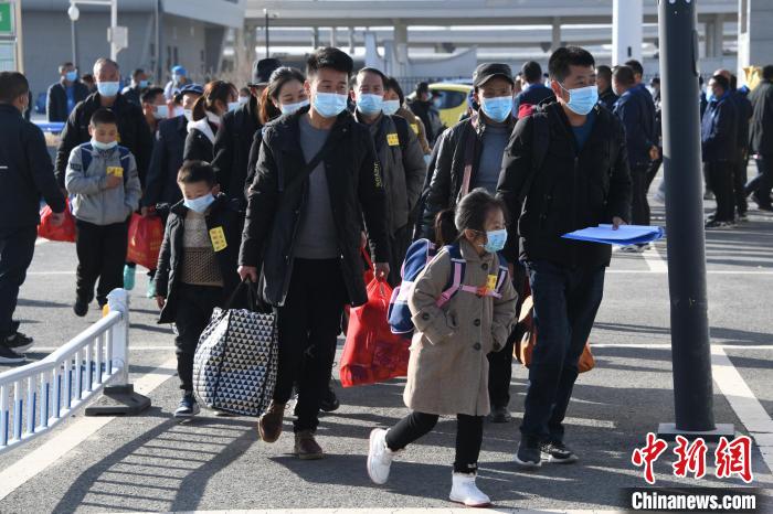 圖為搬遷民眾剛出火車站?！《P 攝