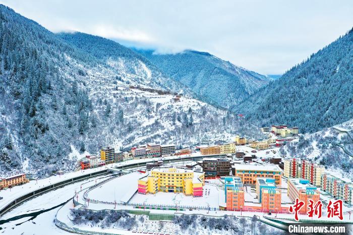 壤塘的雪后美景?！∪捞量h融媒體中心供圖