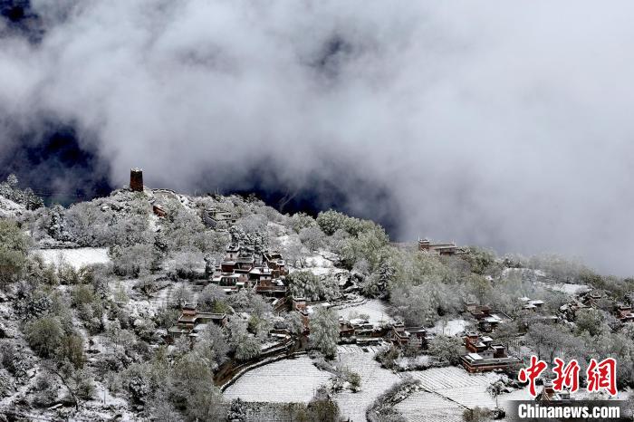 雪后的藏寨和碉樓構(gòu)成美麗的雪景。　降初澤郎 攝